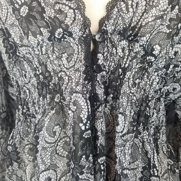 NOTATIONS. SIZE XL. BLACK WHITE FLORAL Tunic Top. Buttons at Waist - Picture 3 of 16